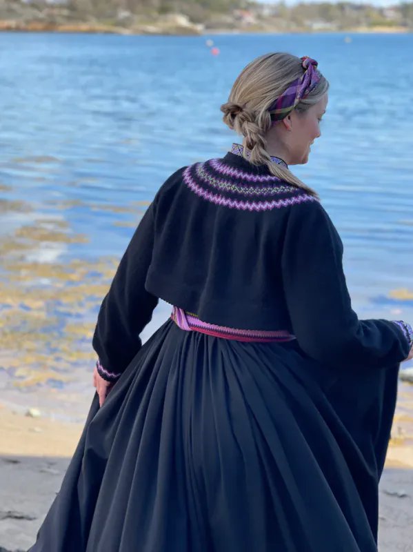 Hinda tilp. beltestakk fra Telemark (lillafarger) | Strikkepakke