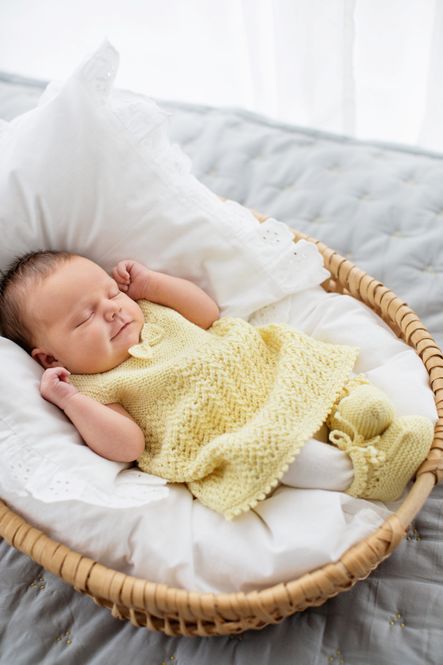 Hovedbilde Alvakjole og sokker i Rauma Babygarn | Strikkepakke