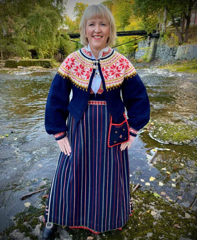 Trine Lise-jakke tilpasset Sunnfjordbunaden(blå) | Strikkepakke