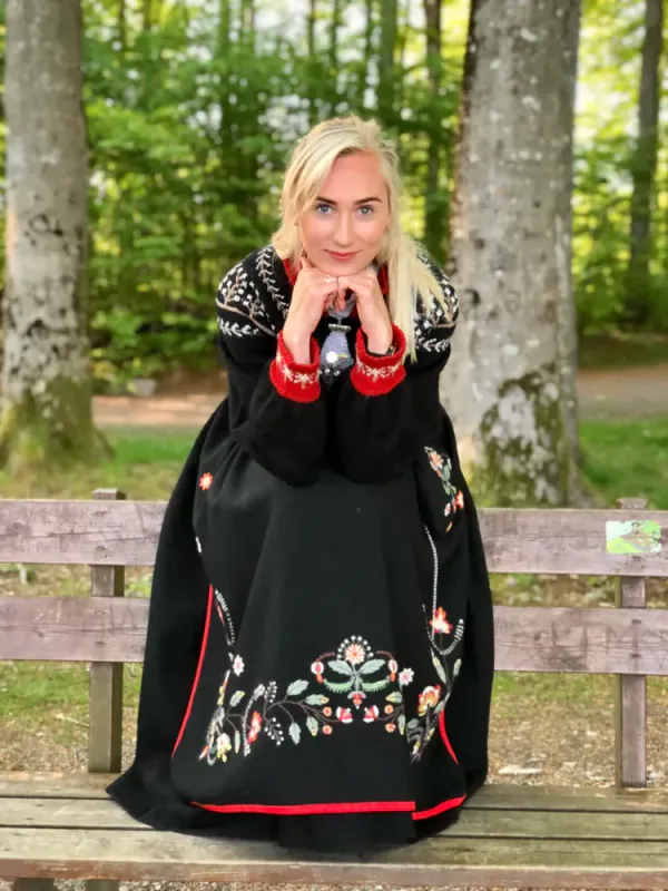 Linda-jakke tilpasset Rogalandsbunaden, Løland | Strikkepakke