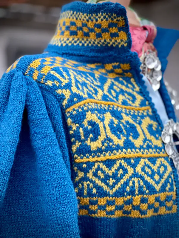 Tone-jakke tilpasset Romeriksbunaden | Strikkepakke