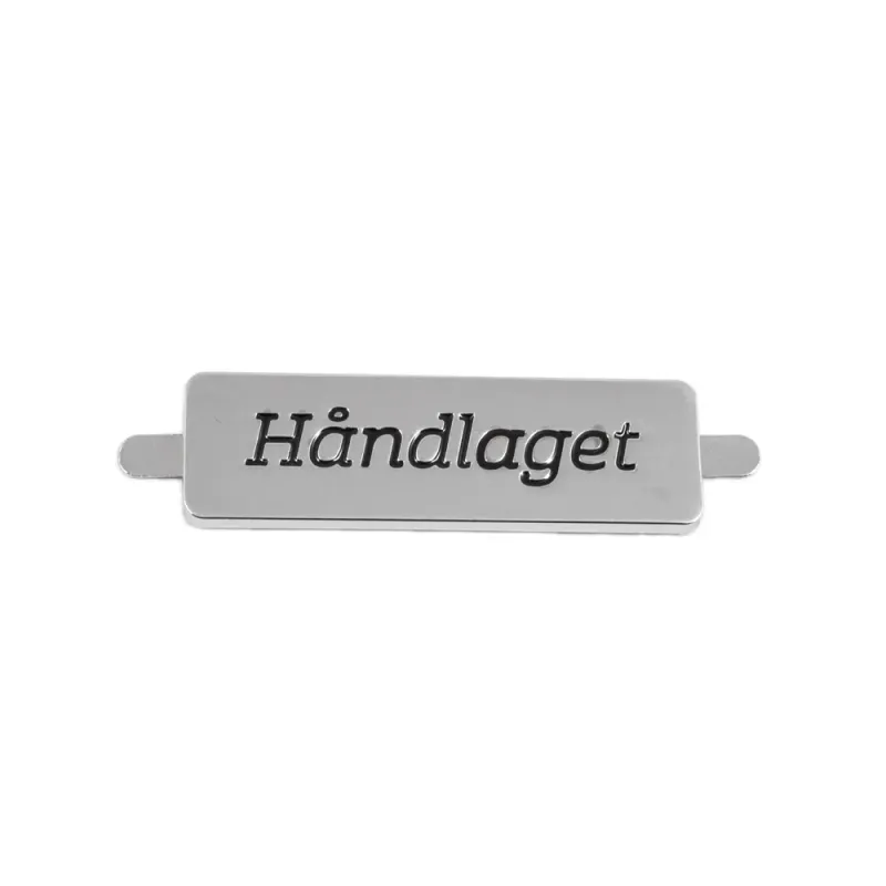Merke i metall - Håndlaget | Veskepynt KG
