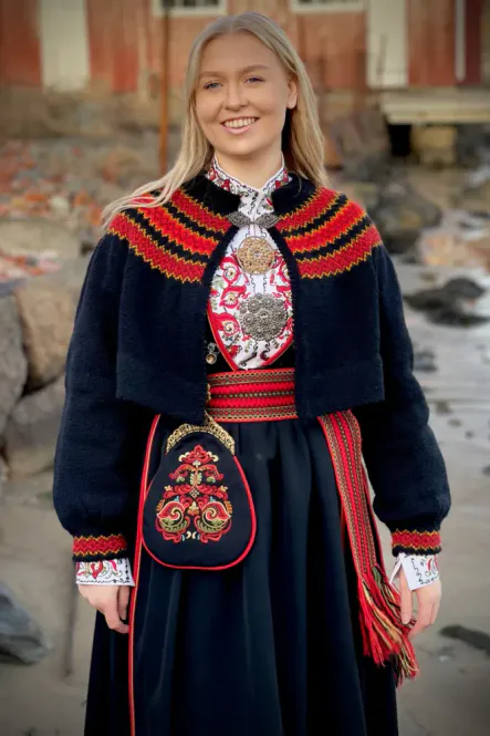 Hovedbilde Stina-jakke tilpasset Øst-Telemarkbunaden | Strikkepakke