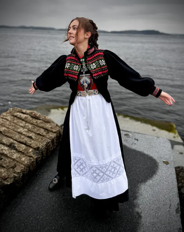 Karoline til bunad med stjernebroderier | Strikkepakke