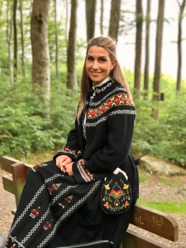 Helene-jakke tilpasset Nordfjorbunad, nord i Sogn & Fjordane | Strikkepakke