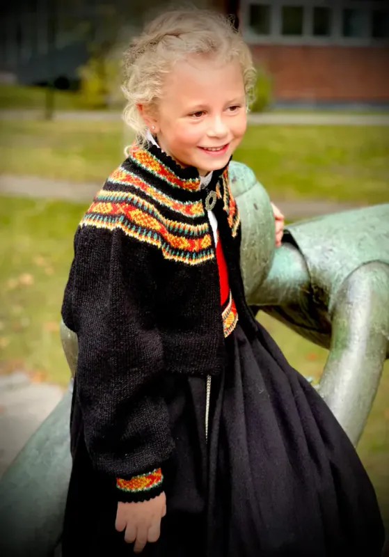 Nora barnejakke tilpasset Vestfoldbunaden | Strikkepakke