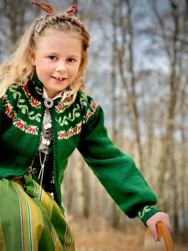 Ada barnejakke til Nordlandsbunad (grønn) | Strikkepakke