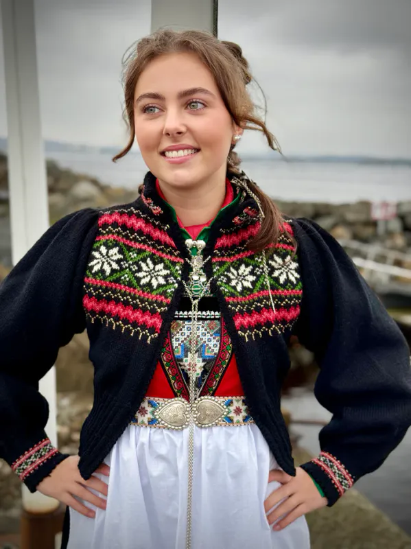 Karoline til bunad med stjernebroderier | Strikkepakke