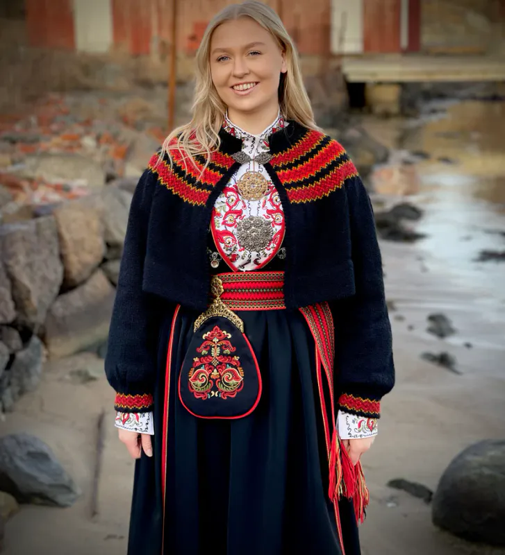 Stina-jakke tilpasset Øst-Telemarkbunaden | Strikkepakke