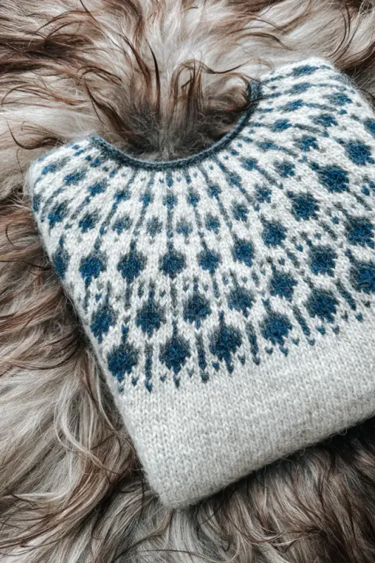 Blåbærgenser av Sisu Knitwear | Strikkepakke