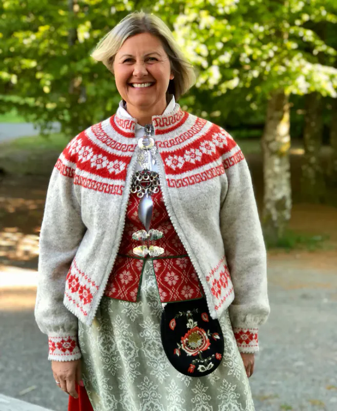 Kirsti jakke tilpasset Trønderbunaden | Strikkepakke