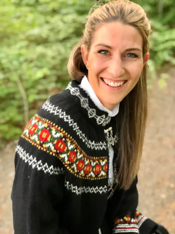 Helene-jakke tilpasset Nordfjorbunad, nord i Sogn & Fjordane | Strikkepakke