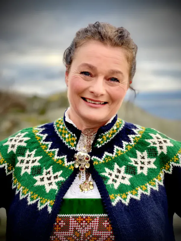 Kari-jakke tilpasset Nordhordaland- og Hardangerbunad(marine) | Strikkepakke