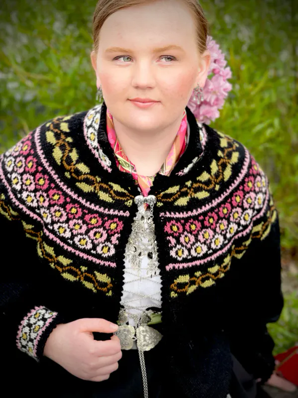 Maren-jakke (sort) tilpasset bunad med blomsterbroderier | Strikkepakke