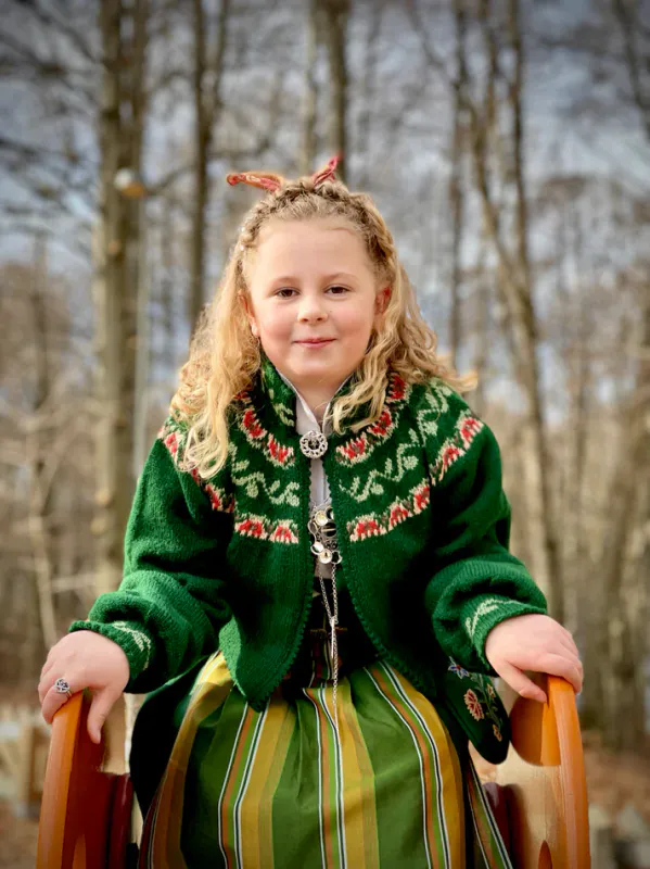 Ada barnejakke til Nordlandsbunad (grønn) | Strikkepakke