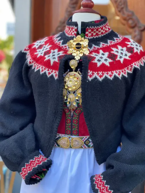 Hovedbilde Kari-jakke tilpasset Nordhordaland- og Hardangerbunad(sort/rød) | Strikkepakke