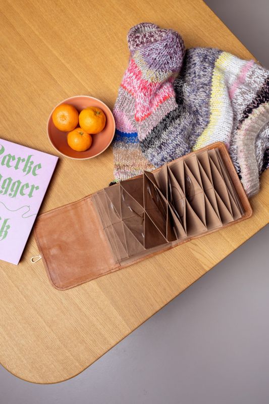 Project 93 – Eksklusiv rundpinneveske i skinn - Walnut/Gold