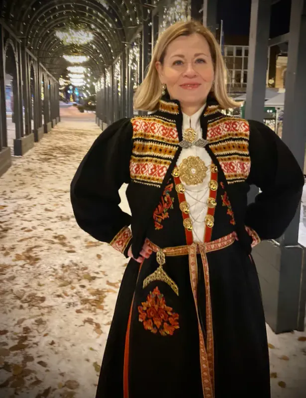 Oddny-jakke tilpasset Vest-Telemarkbunaden | Strikkepakke