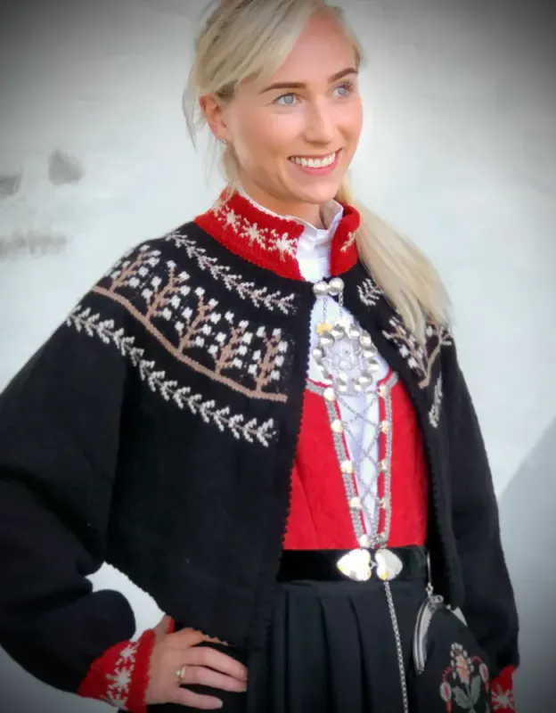 Linda-jakke tilpasset Rogalandsbunaden, Løland | Strikkepakke