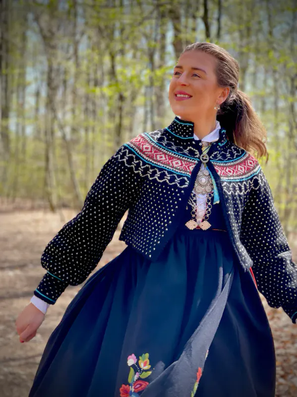 Cecilie-jakke tilpasset Vest-Agderbunad | Strikkepakke