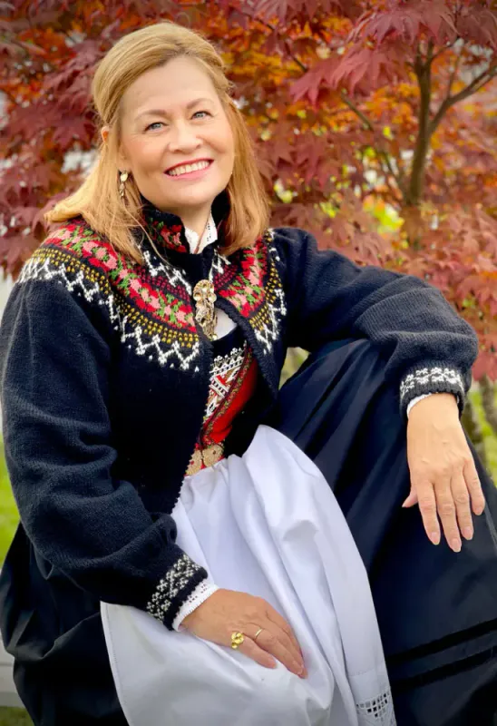 Maud tilpasset Hardangerbunad | Strikkepakke