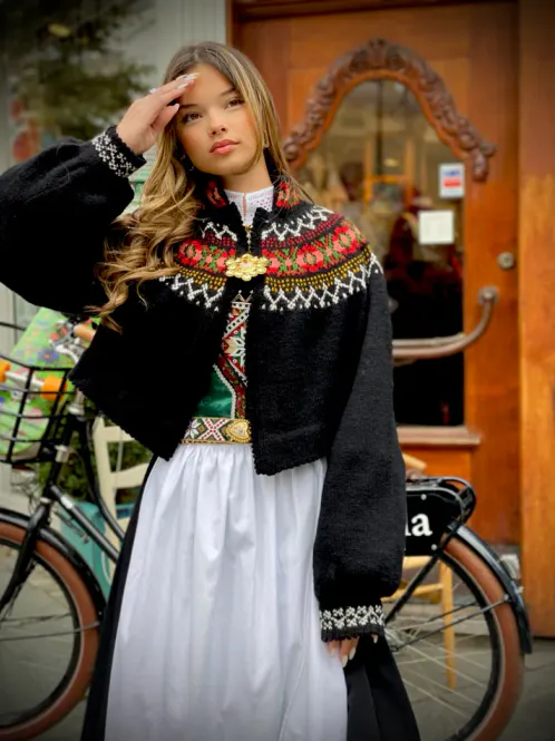 Hovedbilde Maud tilpasset Hardangerbunad | Strikkepakke