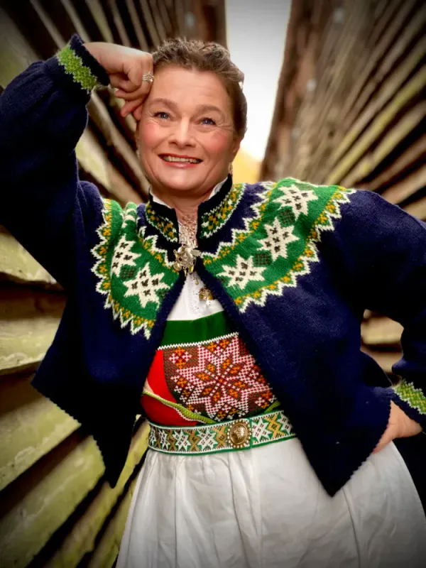 Kari-jakke tilpasset Nordhordaland- og Hardangerbunad(marine) | Strikkepakke