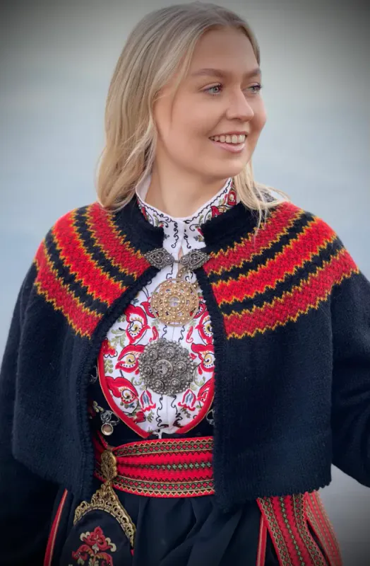 Stina-jakke tilpasset Øst-Telemarkbunaden | Strikkepakke