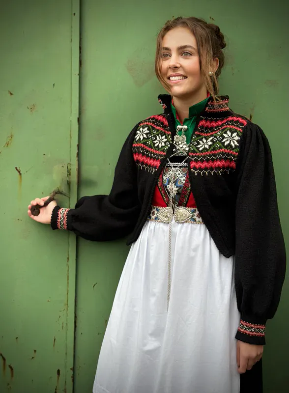 Karoline til bunad med stjernebroderier | Strikkepakke