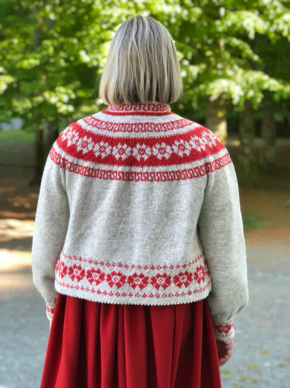 Kirsti jakke tilpasset Trønderbunaden | Strikkepakke