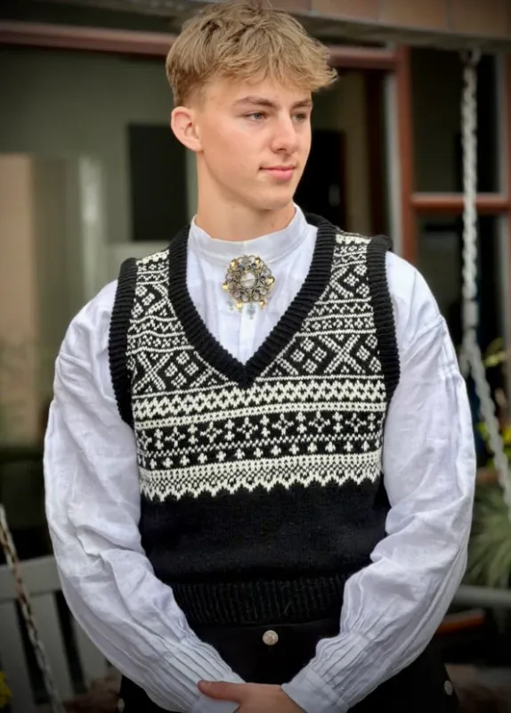August vest tilpasset herrebunad | Strikkepakke