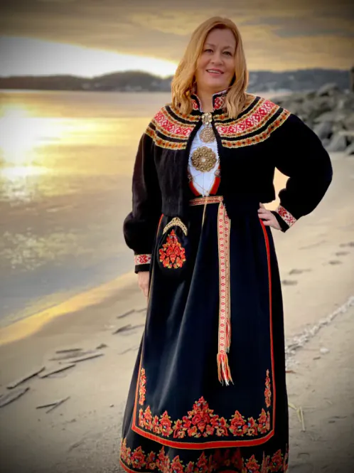 Hovedbilde Hjørdis-jakke tilpasset Vest-Telemarkbunaden | Strikkepakke