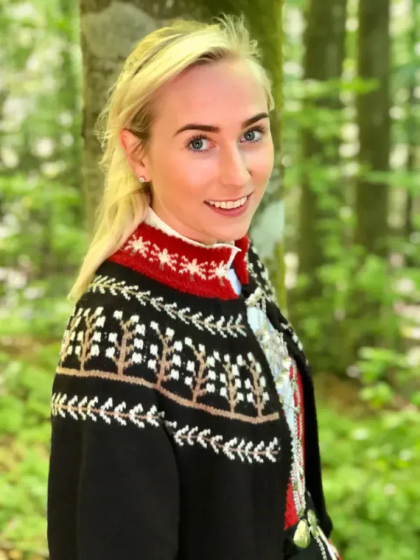 Linda-jakke tilpasset Rogalandsbunaden, Løland | Strikkepakke