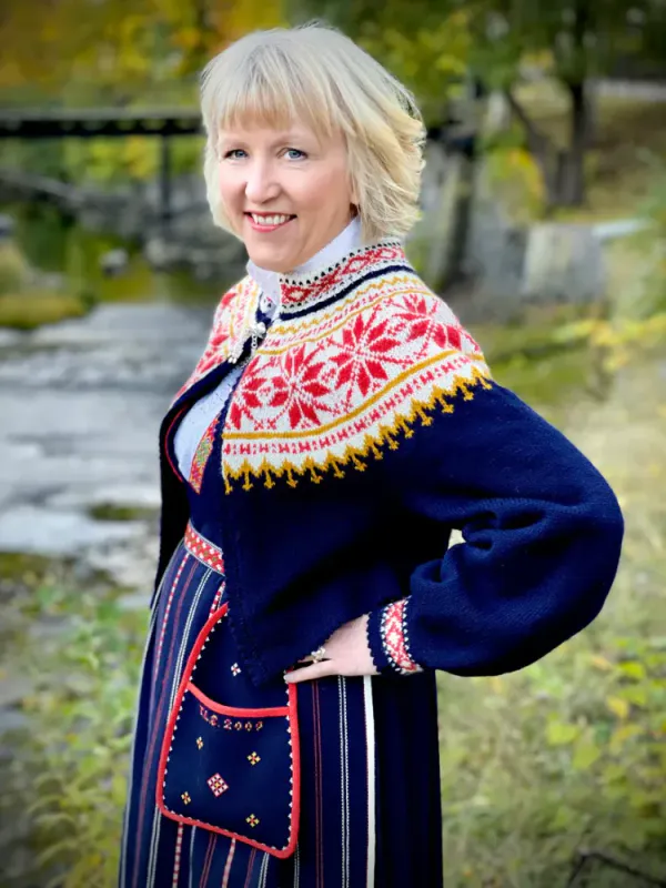 Trine Lise-jakke tilpasset Sunnfjordbunaden(blå) | Strikkepakke