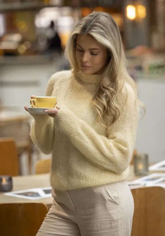 Petrolia-genser i Kid Cotton (lys gul) | Strikkepakke